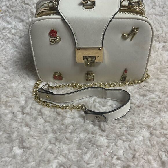 White synthetic leather crossbody bag with fashion accents & gold tone chain. - Picture 4 of 15